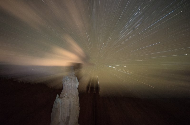 Bryce Canyon布萊斯峽谷<br>星軌像似煙火，雲也來湊熱鬧。