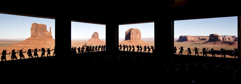 monument valley紀念碑山谷<br>The view hotel的販賣部，這些印第安人，不知會不會跟博物館驚魂夜裡面的一樣，晚上跑出來玩耍。