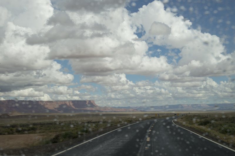 Kanab 卡納布<br>要去White Pocket白口袋的路上，突然下起太陽雨，開始擔憂今天的行程。