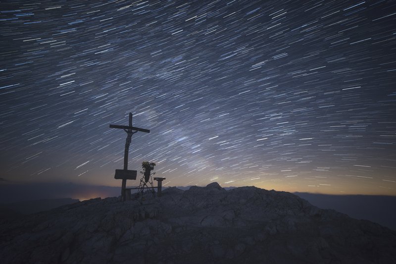 Lagazuoi Mountain<br>Lagazuoi山頂十字架，或許是用來紀念與追悼當年戰爭的英魂，在狂風與雲霧中祂陪我度過整個夜晚。