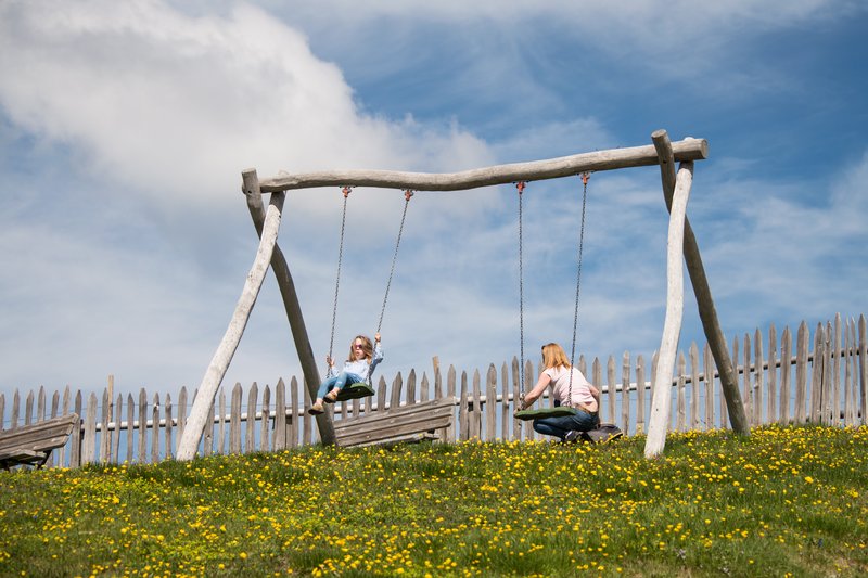 Odle Mountain<br>山頂纜車站旁，媽媽陪著小朋友在盪鞦韆。