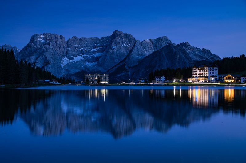 Lago di Misurina<br>Misurina米蘇里娜湖，群山環抱下的一顆珍珠，也是Dolomiti山區最美麗的湖泊之一。
