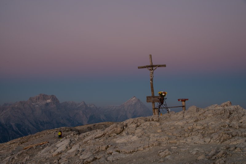 Lagazuoi Mountain<br>Lagazuoi山頂有個十字架，夕陽餘暉中祂顯得聖潔與美麗。