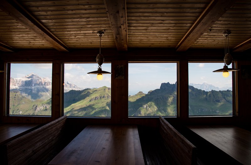 Fedaia<br>山頂木屋供遊客休息用餐，開闊窗戶外的風景，美的不像話。
