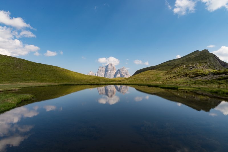 Lago delle baste<br>幽靜的delle baste湖，離passo Giau來回要走3-4小時，湖面不大但是拍起來很嚇人，這是此行見到最漂亮的景色。