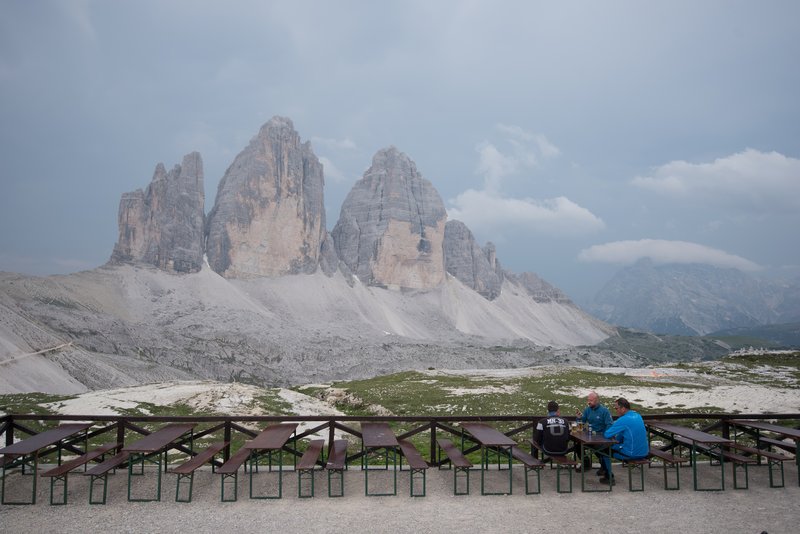 Tre Cime di Lavaredo<br>山莊住宿容納有限，傍晚時刻當天往返的遊客離開後，整個山區便顯得空靈寂靜。