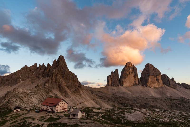 Tre Cime di Lavaredo<br>夕陽餘暉照在三尖峰頂，似乎在預告今晚的星空會很精彩。