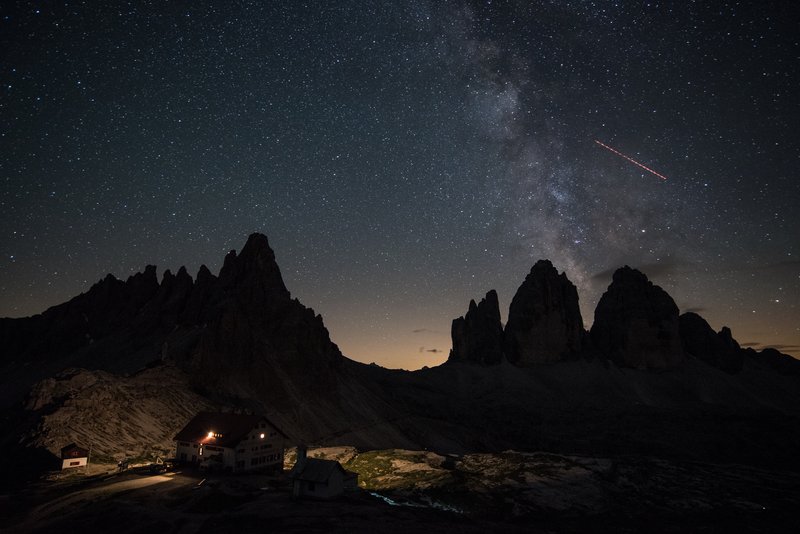 Tre Cime di Lavaredo<br>夜裡的三間峰山區很熱鬧，銀河星空與山莊燈光相互輝映。