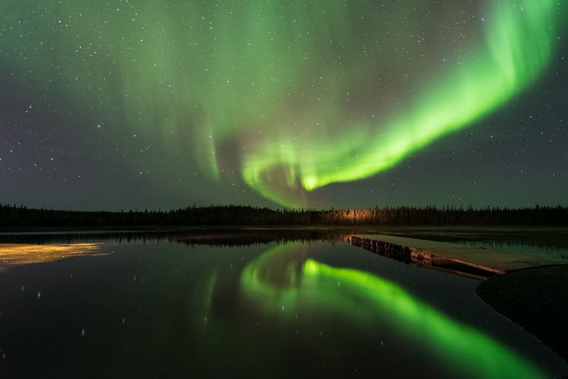 黃刀鎮<br>Madeline湖邊熱鬧的極光，還有車輛幫忙打燈照亮前景。