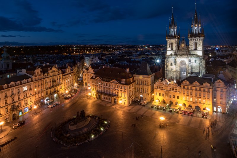 布拉格<br>舊市政廳天文鐘塔上，對看泰恩教堂。