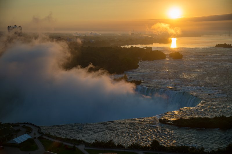 尼加拉瓜瀑布<br>旅館房間落地窗前看瀑布日出前夜景