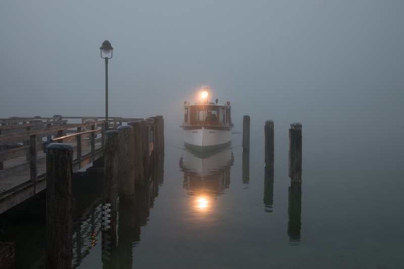 國王湖<br>清晨迷霧中，第一班船緩緩駛來。