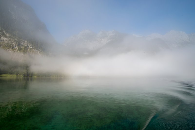 國王湖<br>陽光迷霧中湖上風景