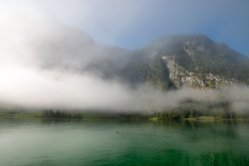 國王湖<br>霧慢慢散了，乾淨的湖水綠的不像話。