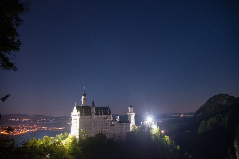 新天鵝堡<br>瑪麗安橋的夜景很迷人，雖然有顆超亮大燈炮干擾。
