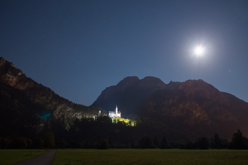 新天鵝堡<br>遠眺新天鵝堡夜景，接近滿月的月亮也來湊熱鬧。