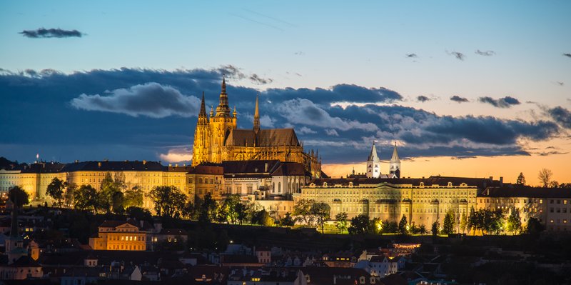 布拉格<br>舊市政廳天文鐘塔上，遠眺古堡皇宮區。