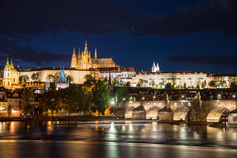布拉格<br>查理大橋夜景，背景是古堡皇宮區。