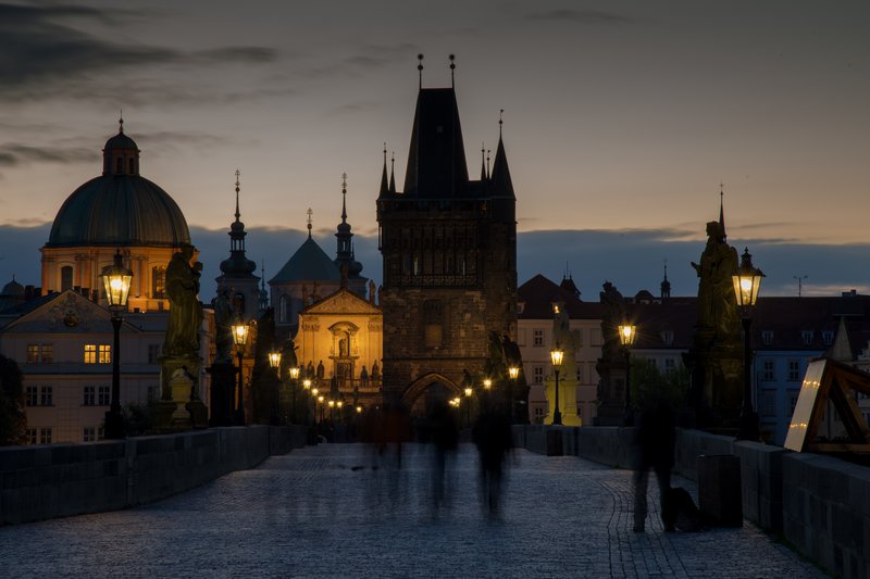 布拉格<br>查理大橋上日出前夜景